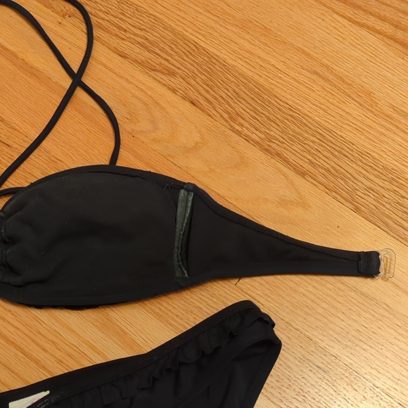 Black bikini - Picture 3 of 8